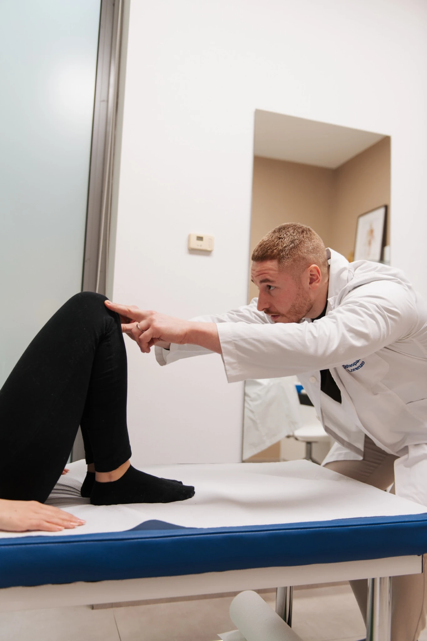 Lorenzo Ponteduro durante una valutazione osteopatica